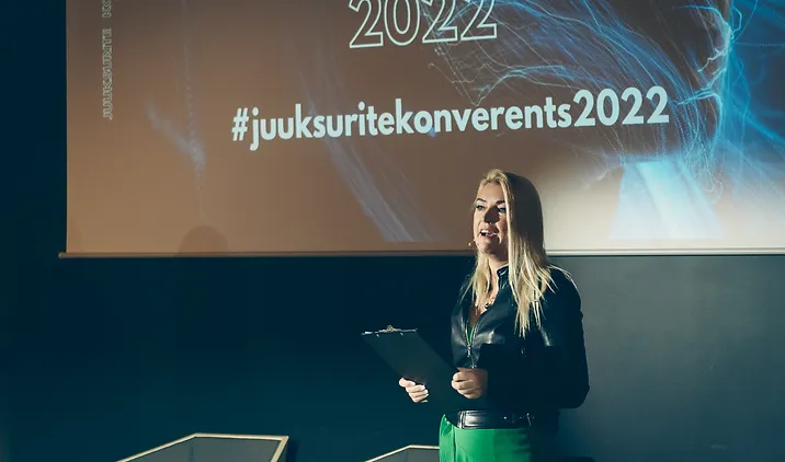 Evelin Org esinemas Juuksurite konverentsil 2022.